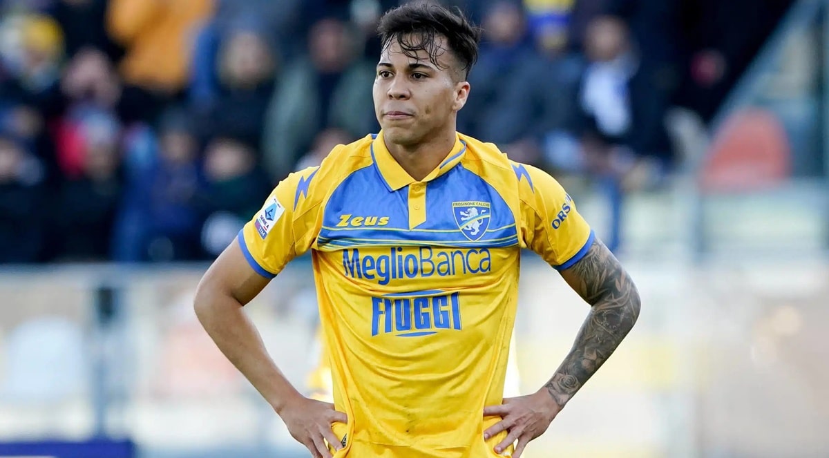 Kao Jorge vestindo as cores do Frosinone, seu atual clube que está emprestado (Foto: Reprodução/ Getty Images)