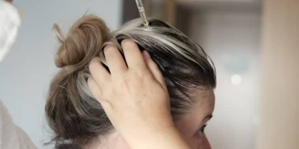 Esses 3 óleos essenciais vão te ajudar com os grisalhos do cabelo (Foto: iStock)