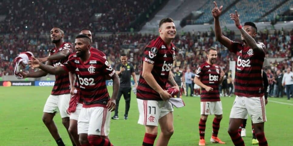 Jogador ex-Flamengo acerta com o Vasco (Foto: Getty Imagens)