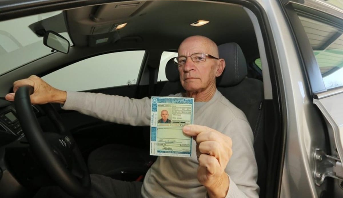 Idoso com sua carteira de motorista renovada; agora existem validades por idade (Foto: Reprodução/ Gazeta do Povo)