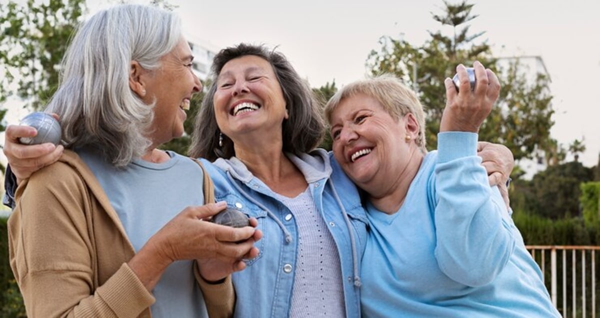 Mulheres 60+ curtindo a vida e as vantagens da melhor idade (Foto: Reprodução/ Freepik)