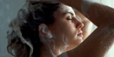 Lavar o cabelo diariamente faz mal? Veja qual é a frequência certa (Foto: iStock)