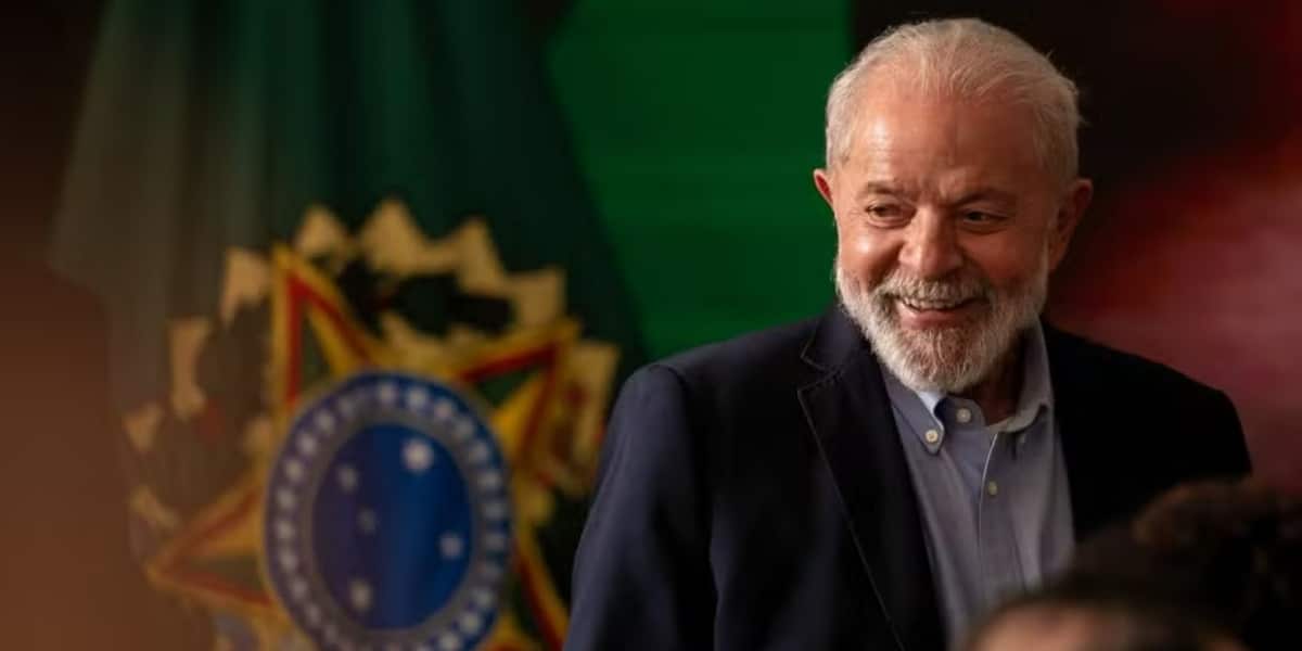 Lula assina decreto sobre a antecipação do 13º salário do INSS (Foto: Brenno Carvalho/Agência O Globo)