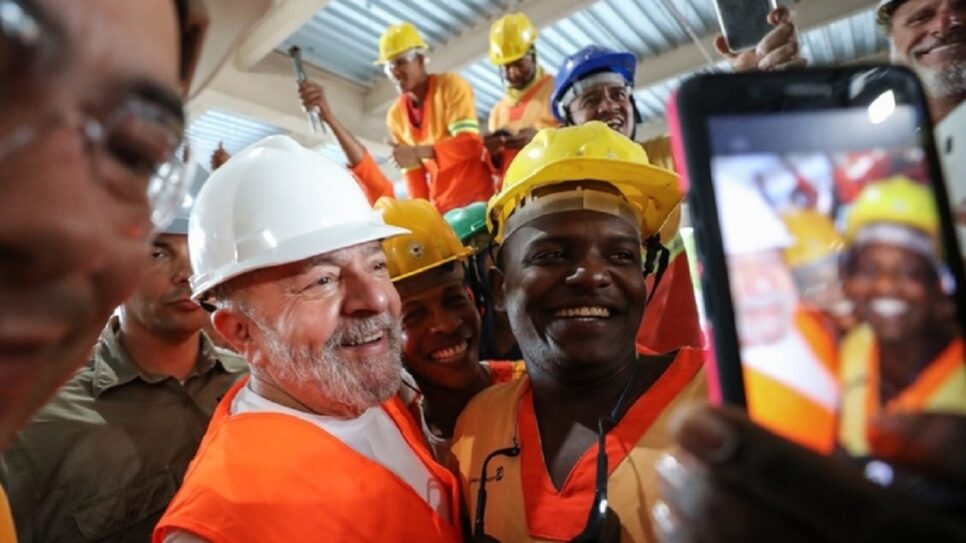 Lula e trabalhadores (Foto: Ricardo Stuckert) PIX Abono Salarial Brasil