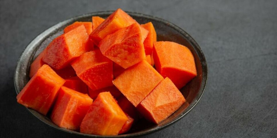 Comer mamão diariamente: benefício ou risco? Uma nutricionista esclarece a verdade que você precisa saber (Foto: Reprodução/Freepik)