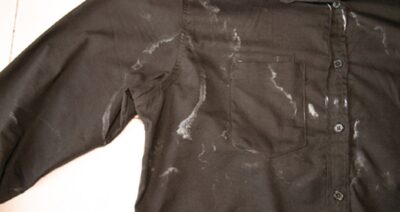 Mancha de pasta de dentes em roupa preta (Foto: Reprodução/ Shutterstock)
