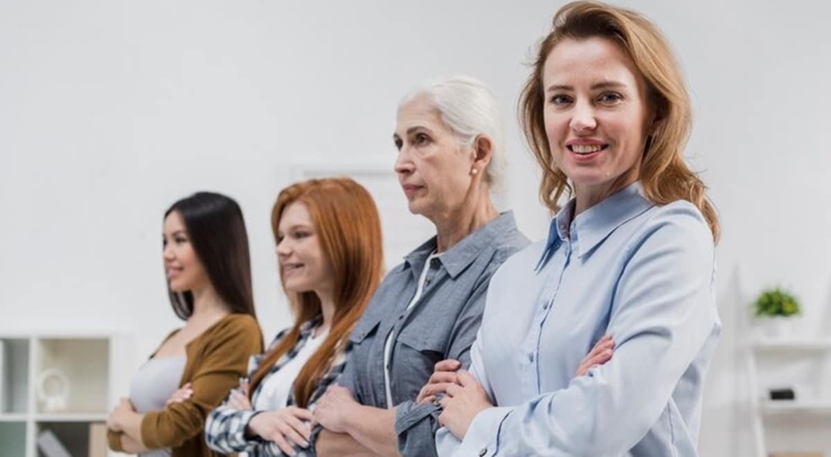 Idade mínima de mulheres é alterada para pedir aposentadoria no INSS (Foto: Reprodução/ Freepik)