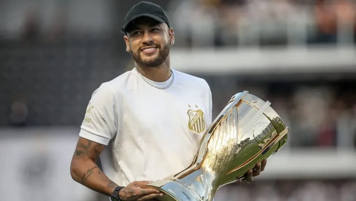 Neymar com a taça do Paulistão 2024 antes do jogo entre Santos e Palmeiras (Foto: Reprodução/ Reinaldo Campos/ AGIF)