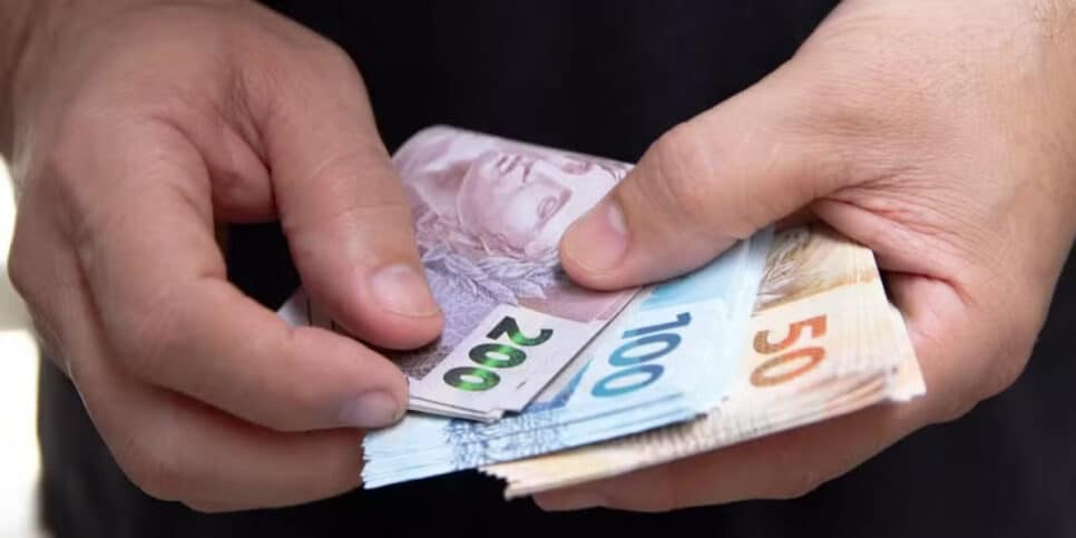 Novo salário mínimo de R$ 1.856,94 foi confirmado HOJE (15) (Foto: Adriano Toffetti/Ato Press/Estadão Conteúdo)