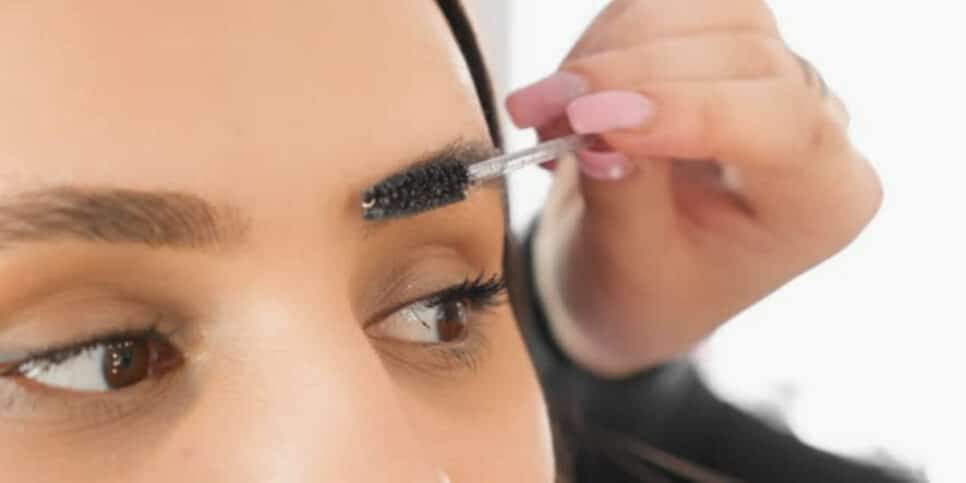 Deixe suas sobrancelhas mais cheias com esta tintura caseira (Foto: iStock)