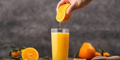Suco de laranja é rico em vitamina C (Imagem: Reprodução)