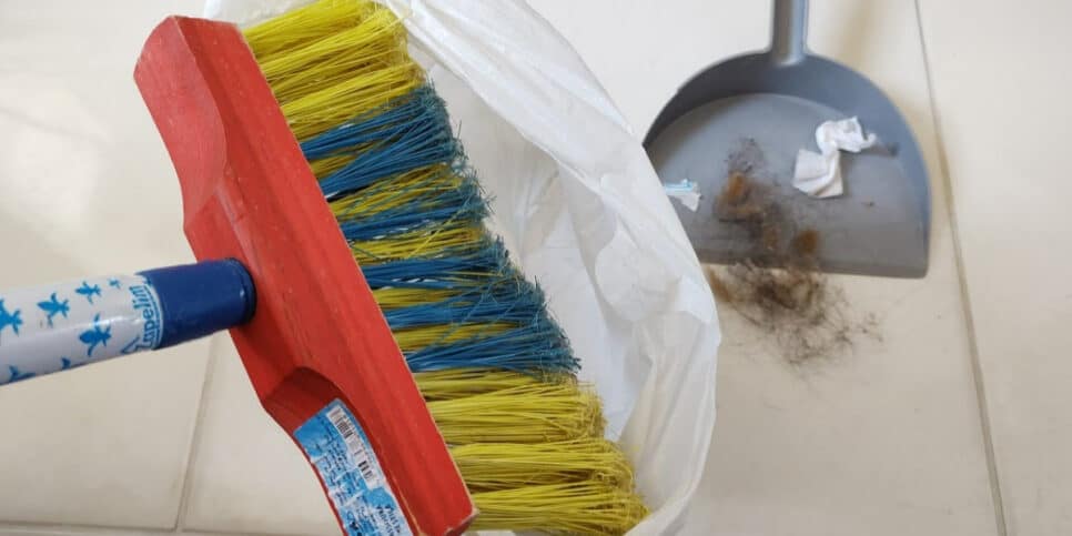 Faça limpeza pesada usando uma sacola plástica na vassoura (Foto: Reprodução/Youtube)