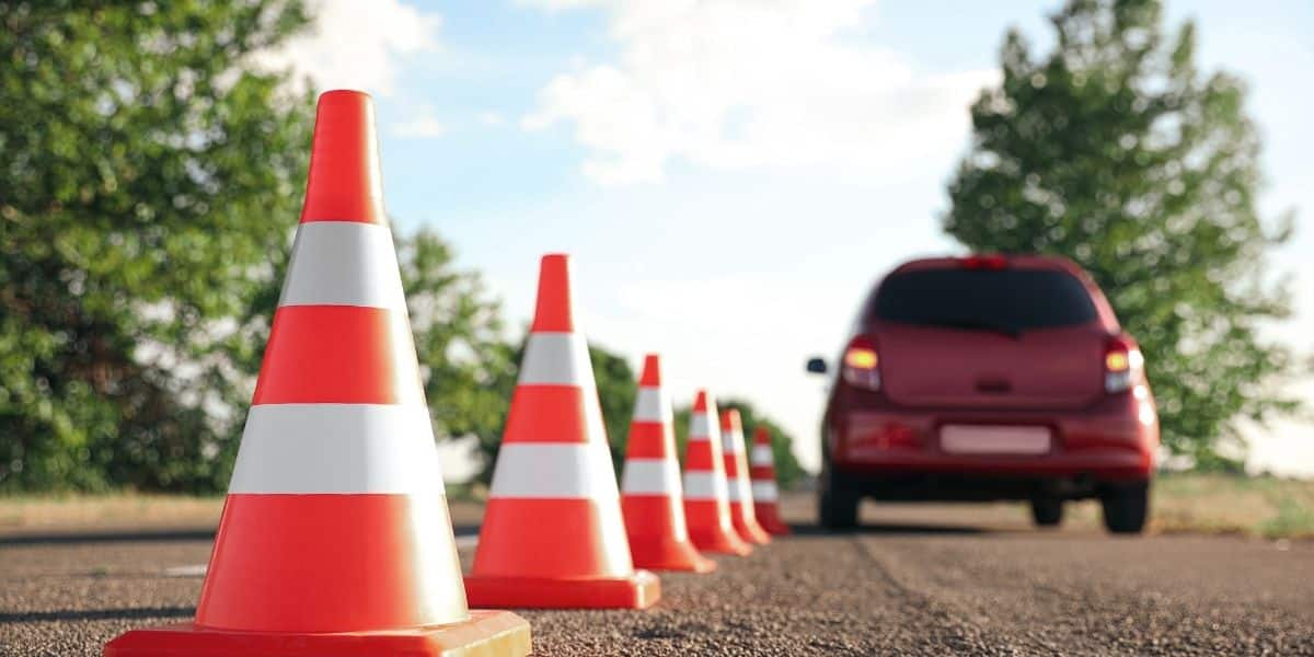 Brasileiros comemoram nova lei que prevê fim das autoescolas (Imagem Reprodução Canva)