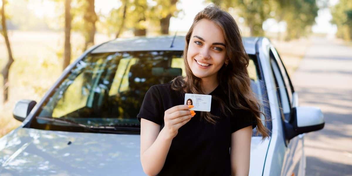 Brasileiros comemoram nova lei que prevê fim das autoescolas (Imagem Reprodução Canva)