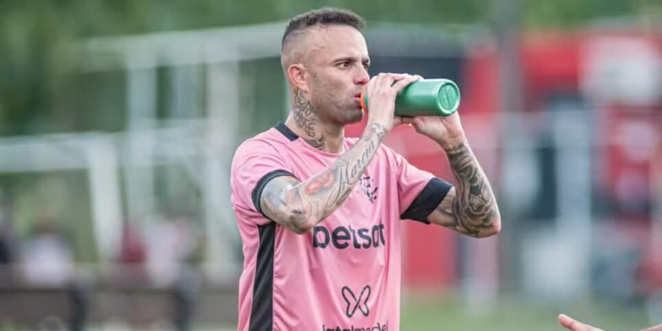 Luan se fica a um passo de fechar negócio após saída do Vitória (Foto: Victor Ferreira/EC Vitória)