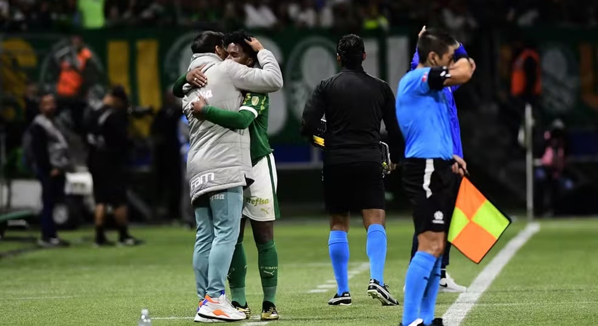 Abel Ferreira abraça jovem atacante em momento de saída de campo (Foto: Reprodução/ Marcos Ribolli/ GE)