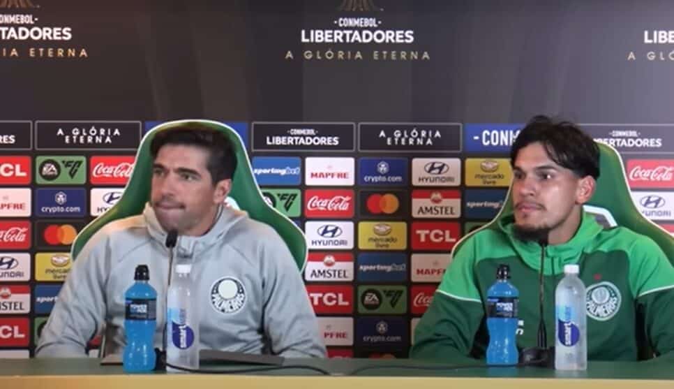 Palmeiras Allianz Parque Abel Ferreira ao lado de Gustavo Gómez em coletiva após vitória na Libertadores (Foto: Reprodução/ YouTube)