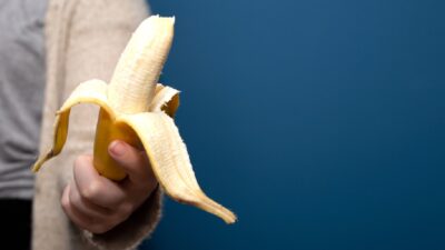 Sujeito segurando banana (Foto: Reprodução/ Urocentro)