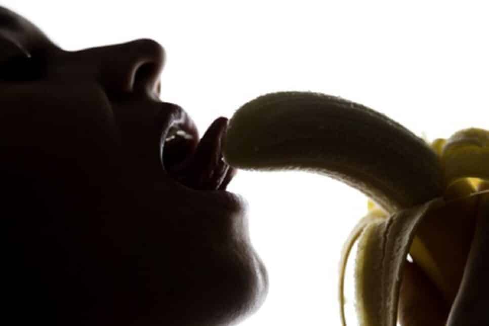 Fruta Jejum estômago vazio Mulher comendo banana (Foto: Reprodução)
