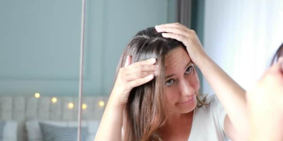 Acabe com os fios brancos do cabelo com tratamento de batata (Foto: iStock)