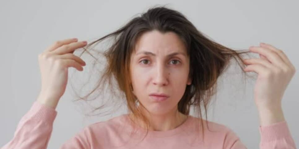 Aprenda a melhor maneira de eliminar a oleosidade do seu cabelo (Foto: iStock)