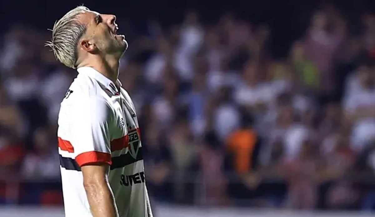 Calleri sofre possível nova lesão e desabafa insatisfação (Foto: Reprodução/ Marcello Zambrana/ AGIF)