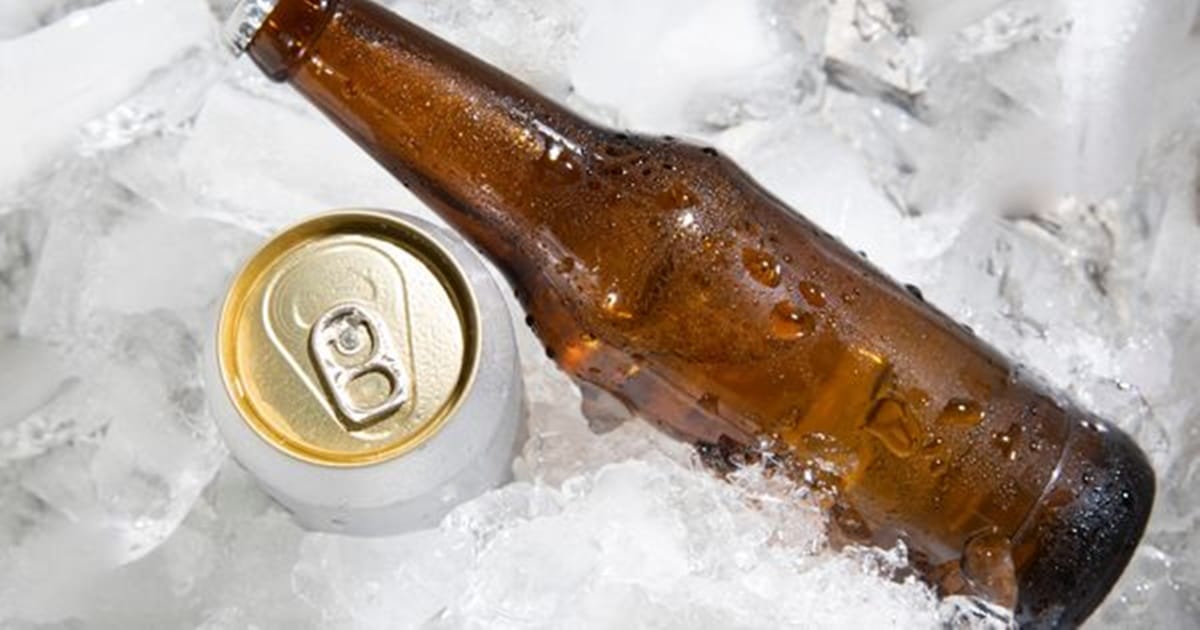 Latas e garrafas da bebida podem ser colocadas em gelo seco com sal grosso para resfriamento rápido (Foto: Reprodução/ Internet)