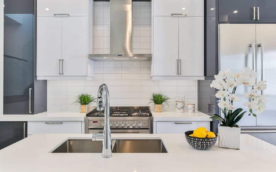 Caseiras Limpa higienização Cozinha impecável (Foto: Divulgação/ TheDesignHome)