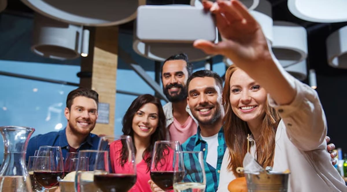 Hoje é dia de reunir os amigos e familiares para almoçar no feriado (Foto: Reprodução/ Freepik)