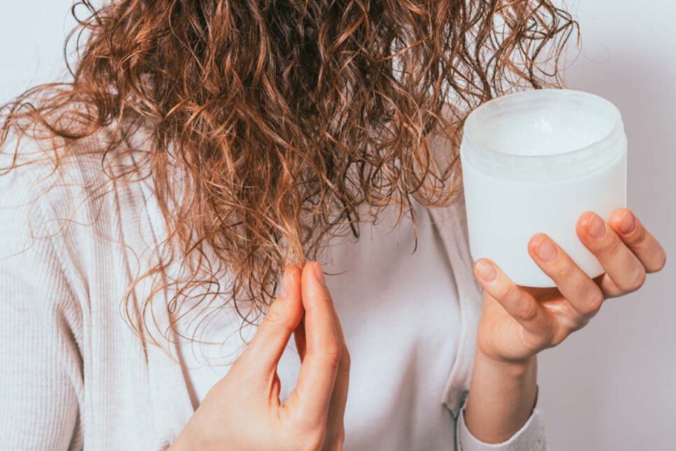 Saiba como fazer máscara para hidratar cabelo com 2 ingredientes