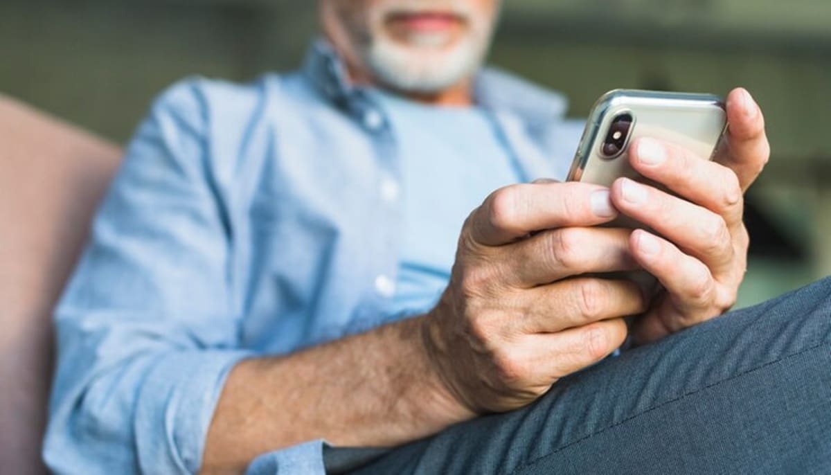 Serasa traz boa notícia sobre idosos usando aplicativo de banco no celular (Foto: Reprodução/ Freepik)