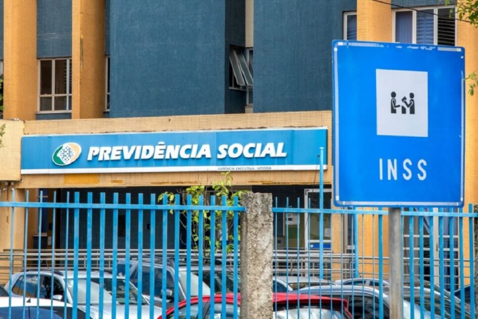 Juros empréstimo consignado INSS (Imagem: SERGIO V S RANGEL / Shutterstock.com)