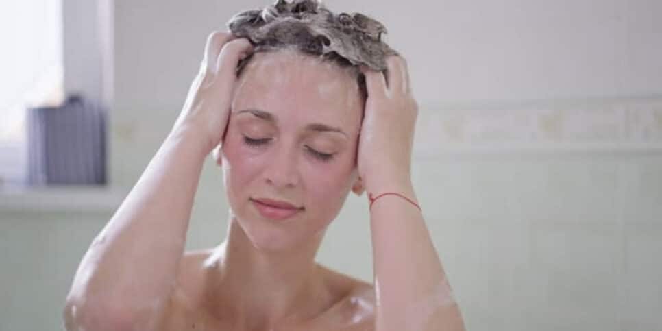 Repare os danos do seu cabelo com esse shampoo caseiro com café (Foto: istock)