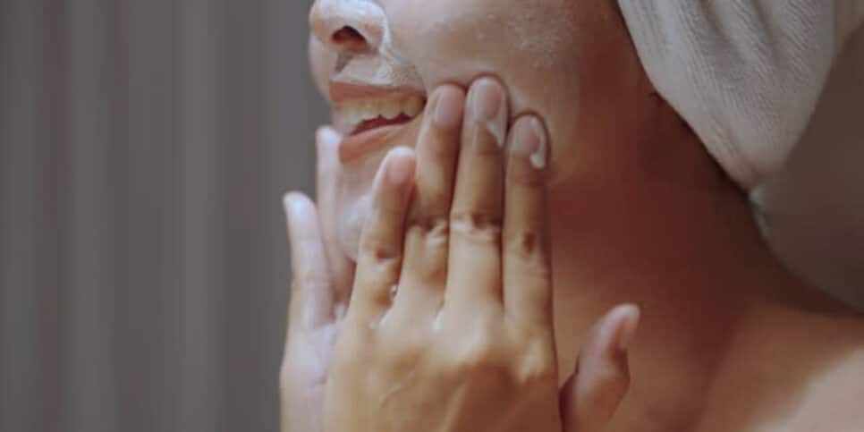 Faça essa máscara facial e deixe sua pela sem manchas (Foto: iStock)