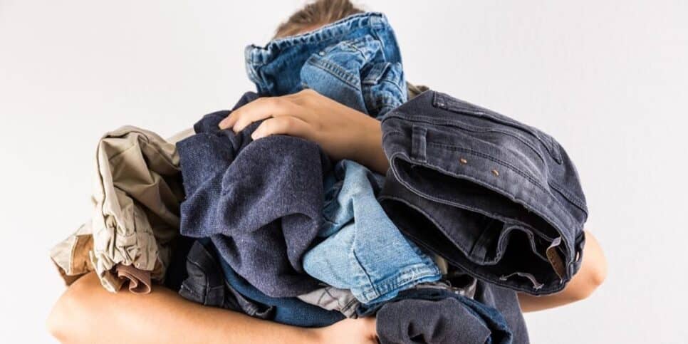 Lavar desbotamento Como lavar calças jeans (Imagem: Getty Images/iStock)