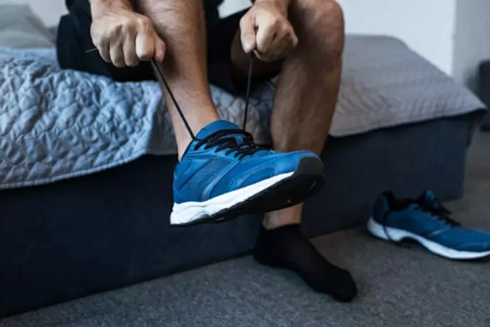 sapatos Apertados tamanho Homem peludo calçando tênis (Foto: Reprodução/ iStock)