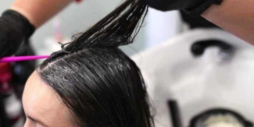 Prepare essa tinta caseira de cabelo para cobrir os fios grisalhos (Foto: iStock)