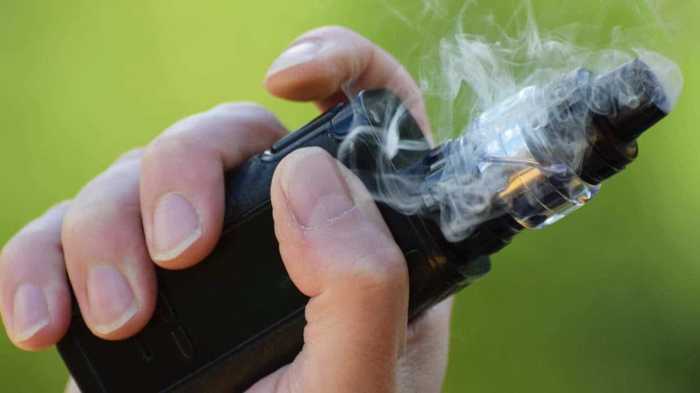 Cigarros eletrônicos, os conhecidos vapes, são perigosos para a saúde (Foto: Amani A/Shutterstock)