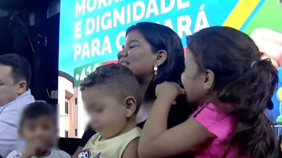 Beneficiária do Bolsa Família com seus 3 filhos recebe conselho controverso do presidente (Foto: Reprodução/ YouTube)