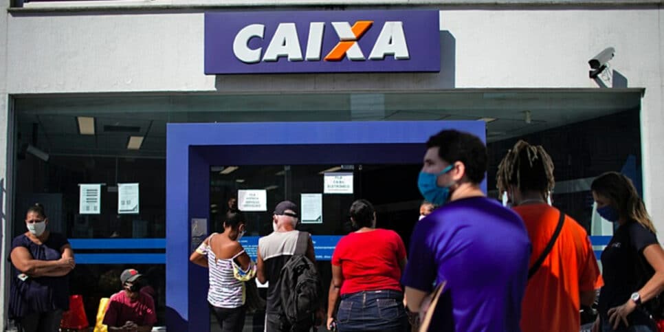 Caixa confirma liberação HOJE (12) de R$ 310 por pessoa (Foto: Mauro Pimentel/ AFP)
