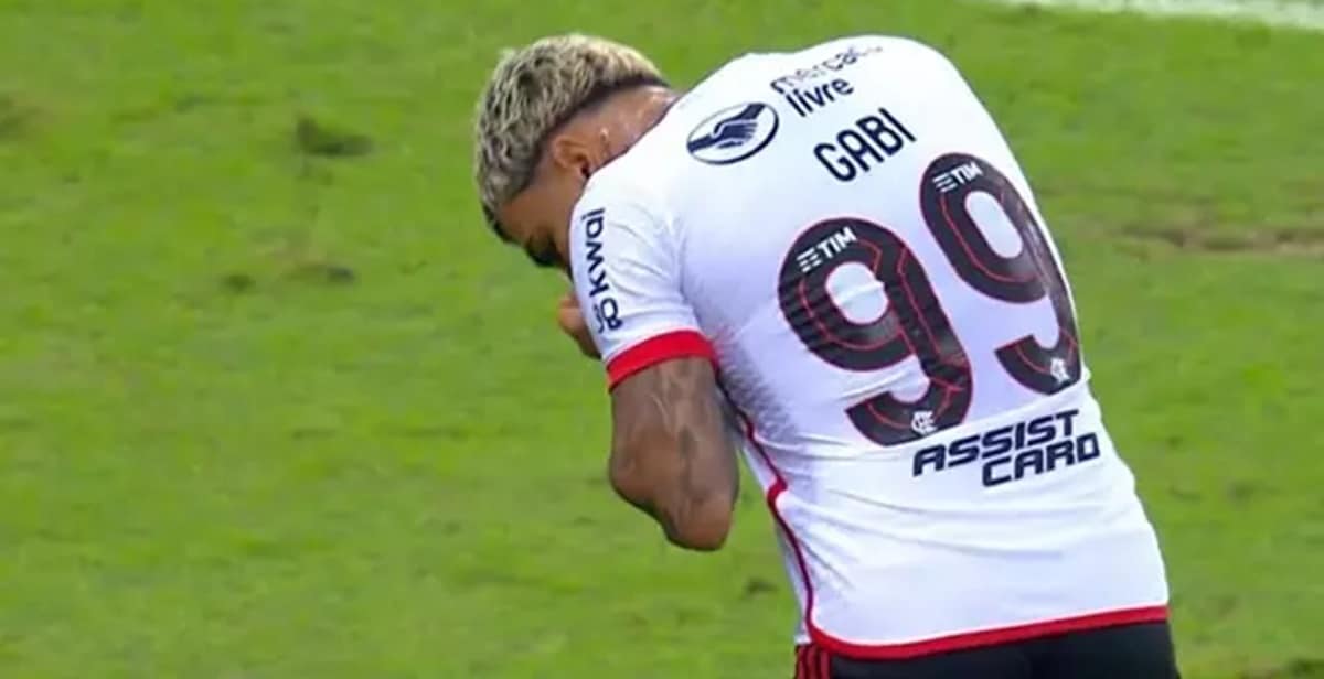 Gabigol beija brasão do Flamengo na estreia da Camisa 99 em goleada contra o Vasco da Gama (Foto: Reprodução/ Premiere)