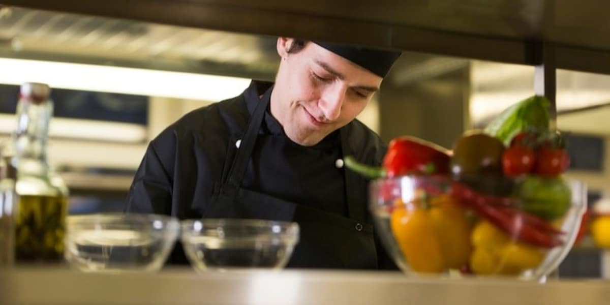 Há vagas em restaurantes da França (Foto: Reprodução/Freepik)