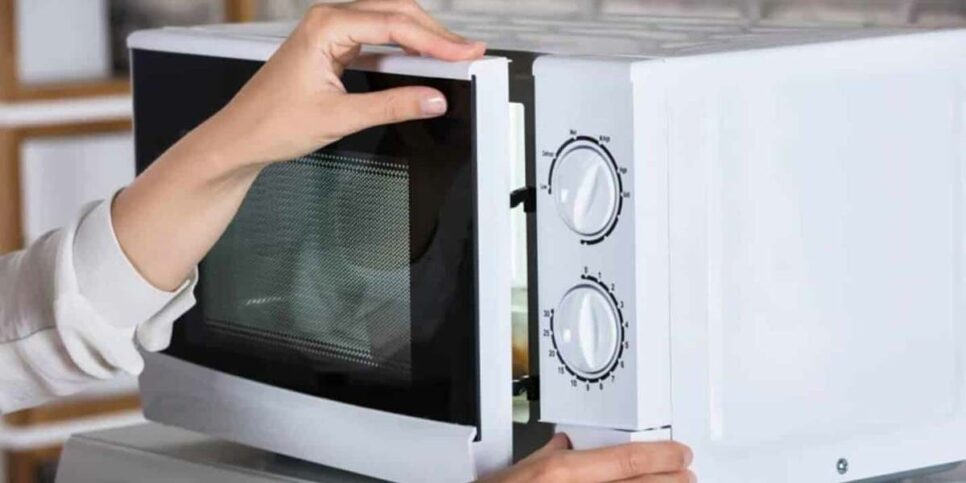 Conheça os 5 itens perigosos para o micro-ondas e como evitar problemas