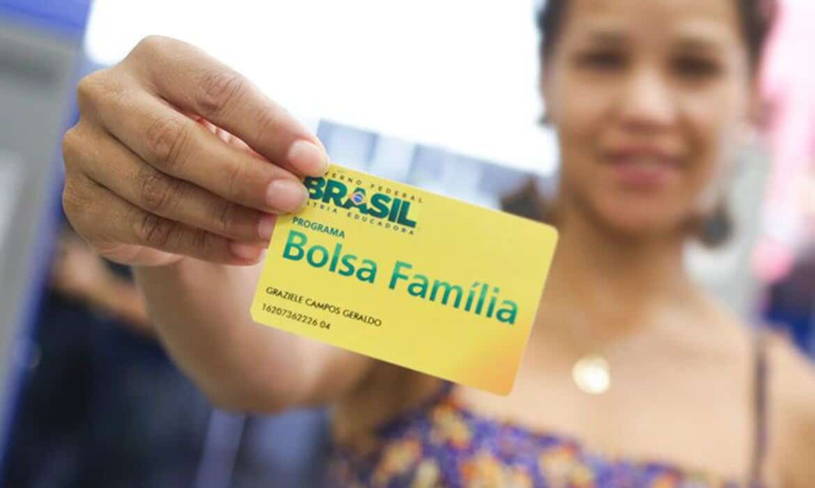 MÁ NOTÍCIA! Bolsa Família confirma bloqueios para ESTES CPFs!