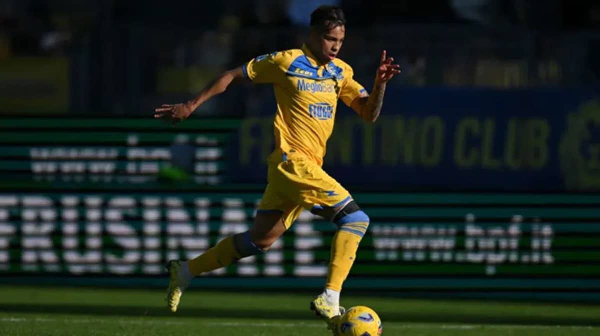 Atacante estava atuando sob empréstimo a time da série B da Itália, o Frosinone (Foto: Reprodução/ Getty Images)