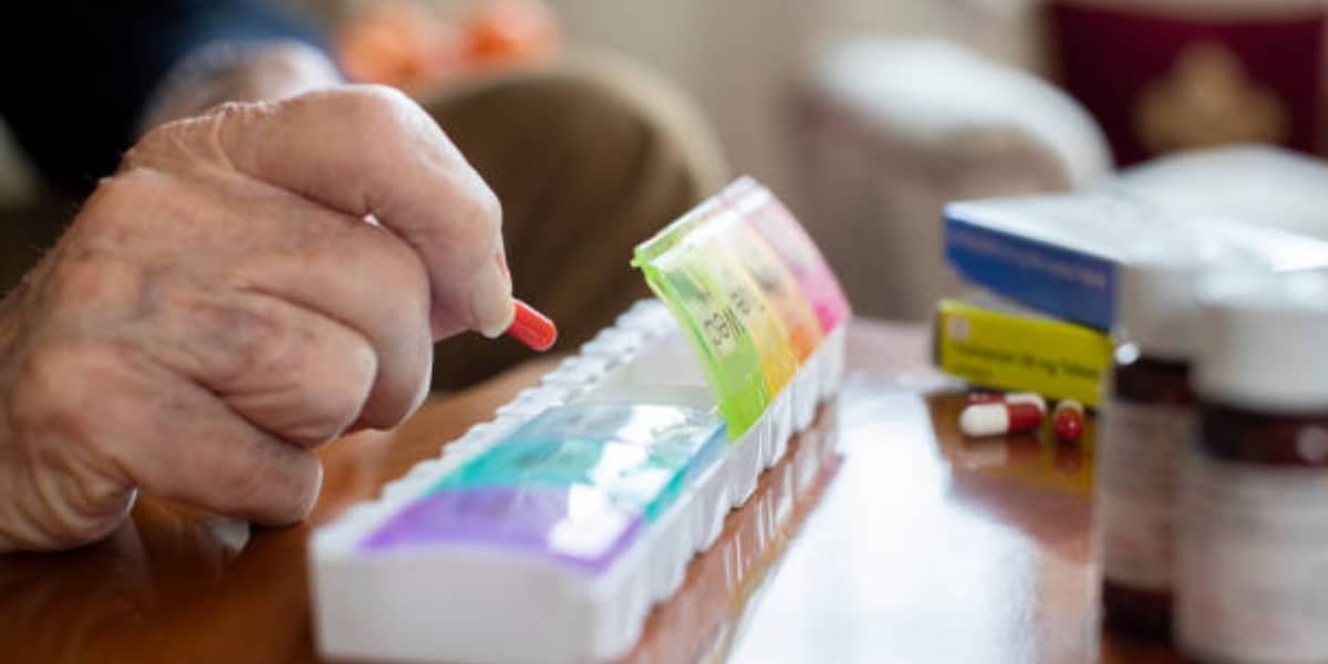 Veja os medicamentos que podem causar demência em idosos (Foto: iStock)