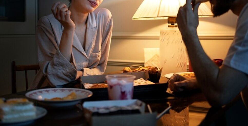 Ao jantar tarde da noite, evite 9 alimentos que prejudicam o sono (Foto: Reprodução/ Freepik)