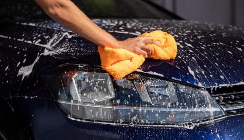Evite usar esses 5 produtos na limpeza do seu carro; entenda razões (Foto: Reprodução/ Freepik)