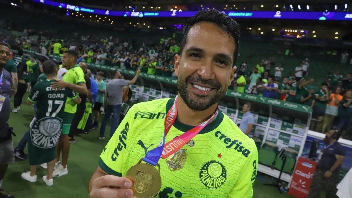 Luan com a medalha de ouro do Paulistão 2024 (Foto: Leco Viana/TheNews2)