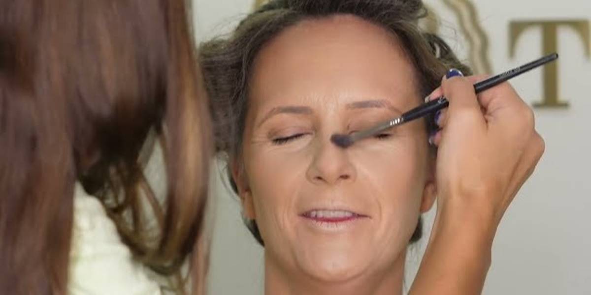 Maquiagem que rejuvenesce: Técnicas específicas para mulheres na faixa dos 40-45 anos e além